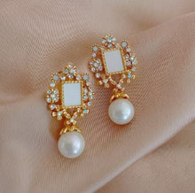 Load image into Gallery viewer, Julia_BomBon Collections_Pearl Collections_Earring
