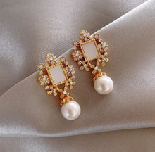 Load image into Gallery viewer, Julia_BomBon Collections_Pearl Collections_Earring
